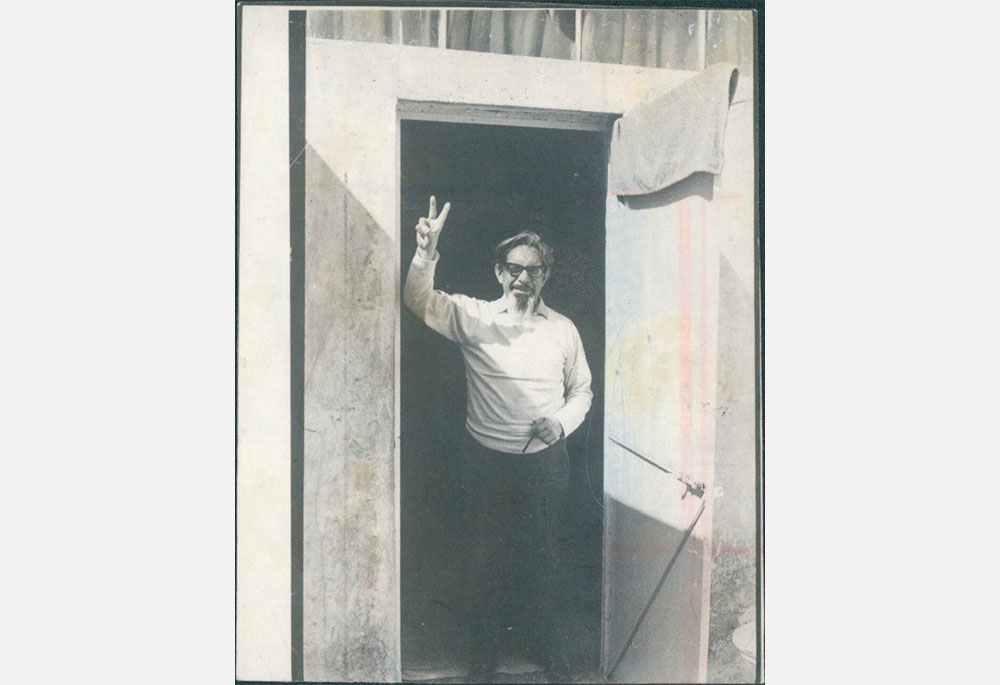 José Revueltas saliendo del penal de Lecumberri.