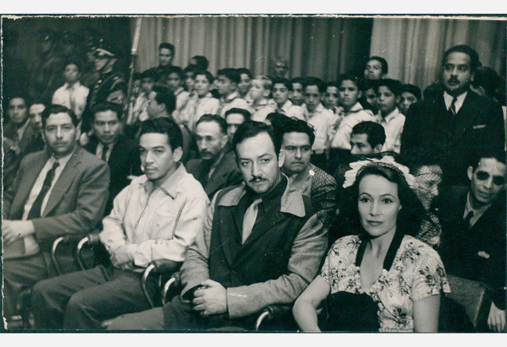 Asamblea de la Asociación Nacional de Actores (ANDA), de izquierda a derecha: Mario Moreno 'Cantinflas', Jorge Negrete y Dolores del Río,
