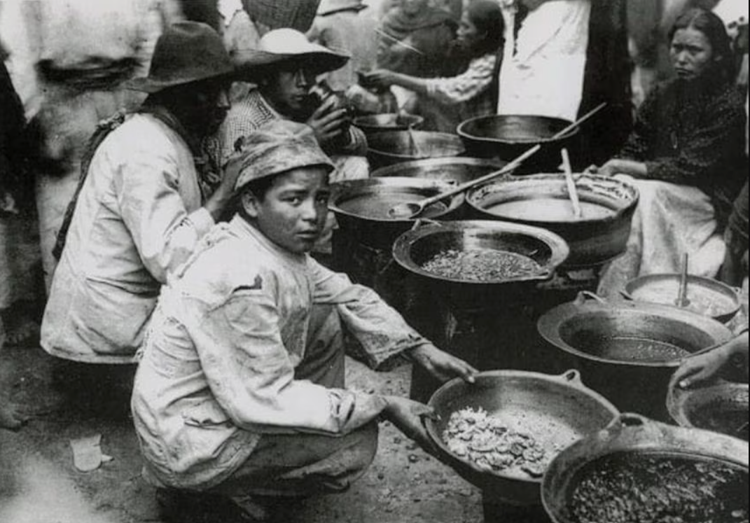 Niños y hombres en un puesto de comida